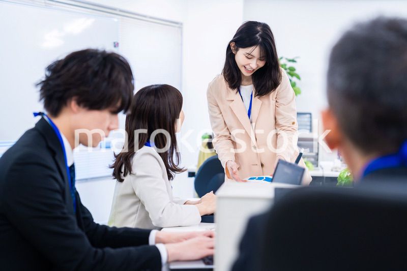 オフィスでコミュニケーションを図る女性