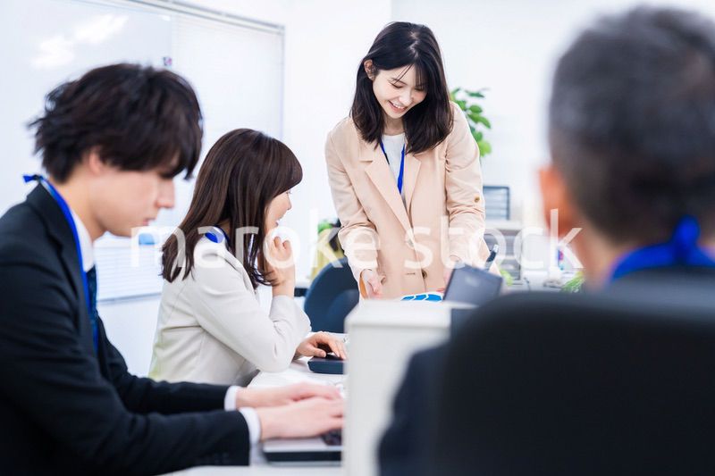 オフィスでコミュニケーションを図る女性