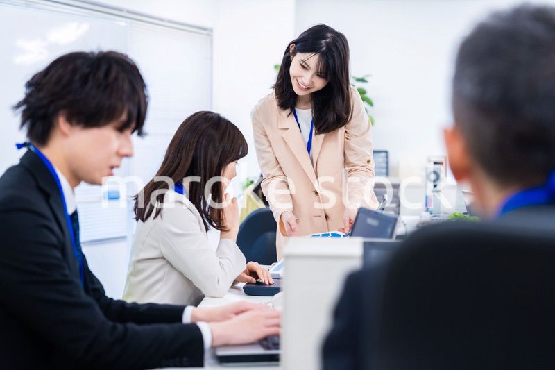 オフィスでコミュニケーションを図る女性