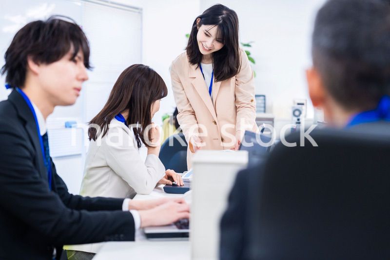 オフィスでコミュニケーションを図る女性