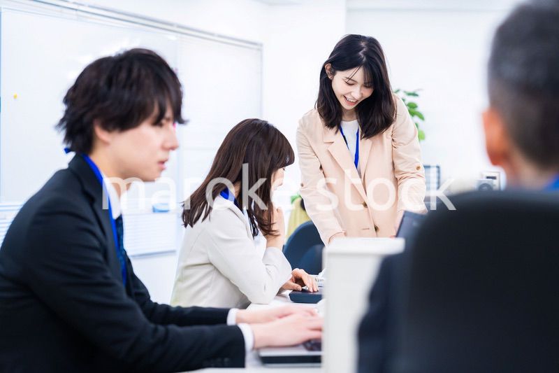 オフィスでコミュニケーションを図る女性