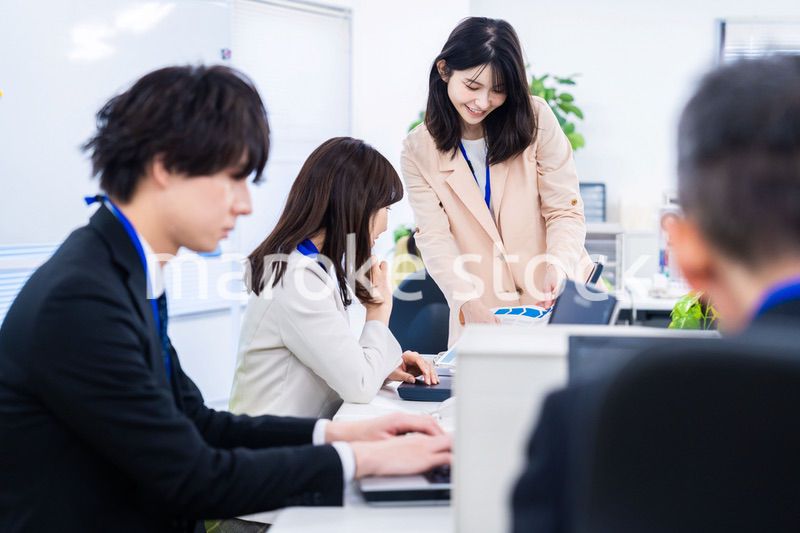 オフィスでコミュニケーションを図る女性