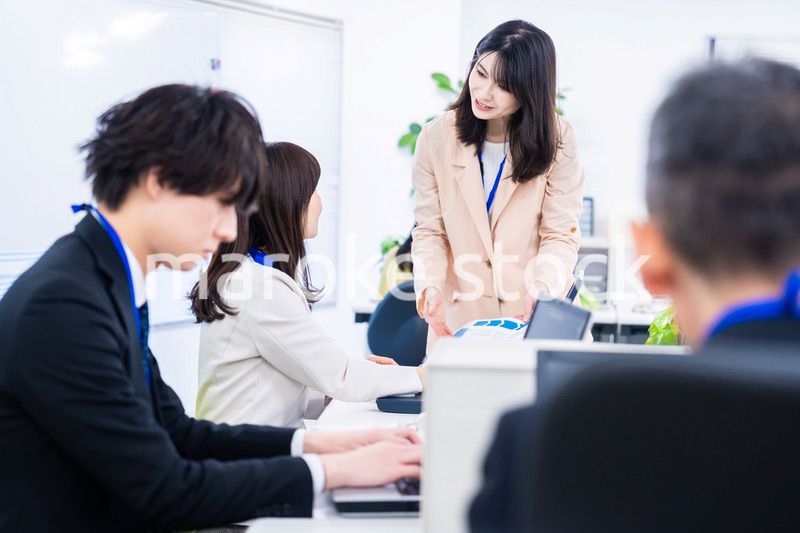 オフィスでコミュニケーションを図る女性