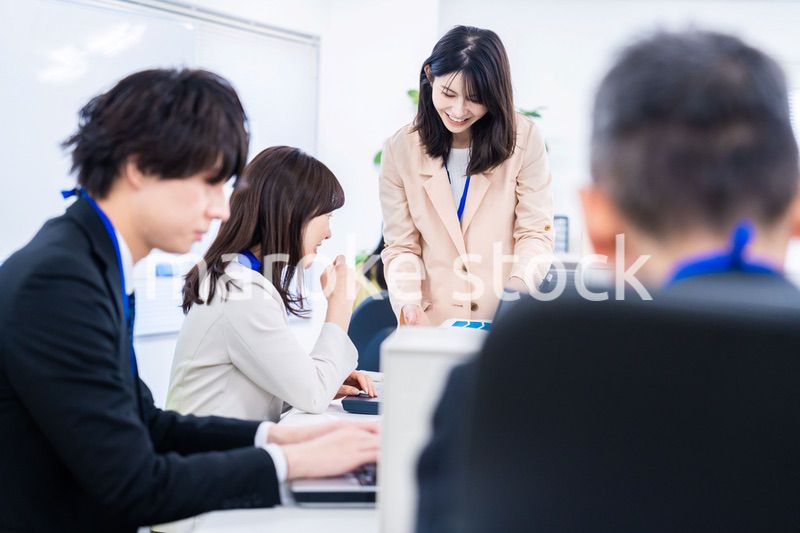 オフィスでコミュニケーションを図る女性