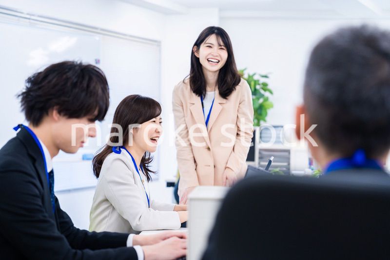 オフィスでコミュニケーションを図る女性