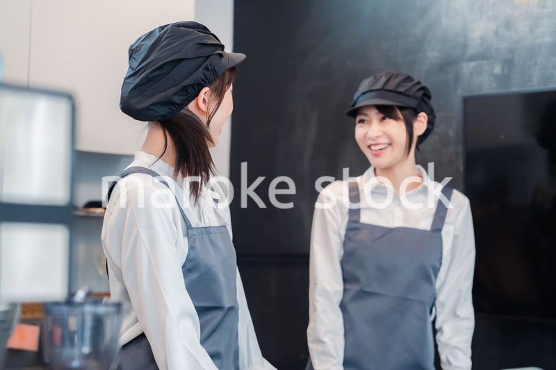 仲良く働くカフェスタッフ