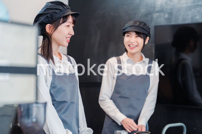 仲良く働くカフェスタッフ