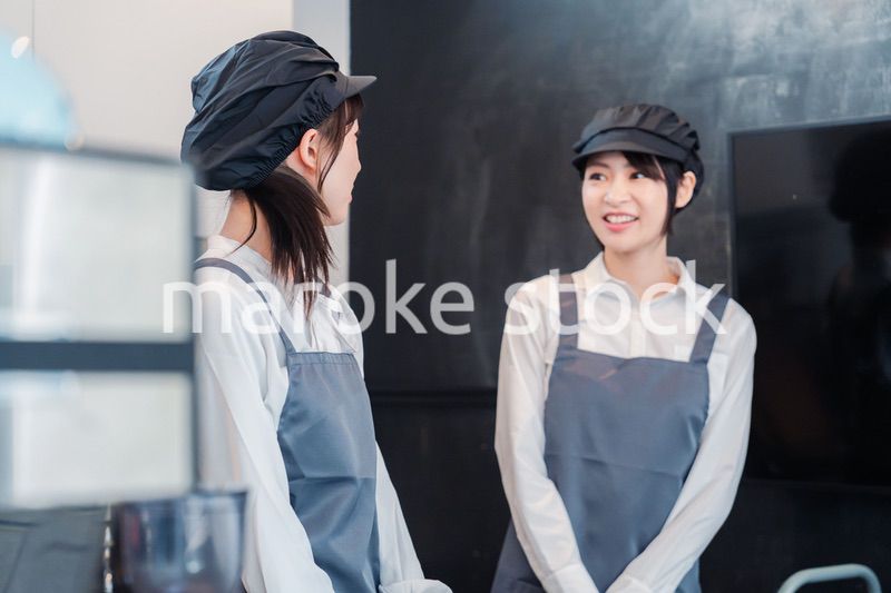 仲良く働くカフェスタッフ