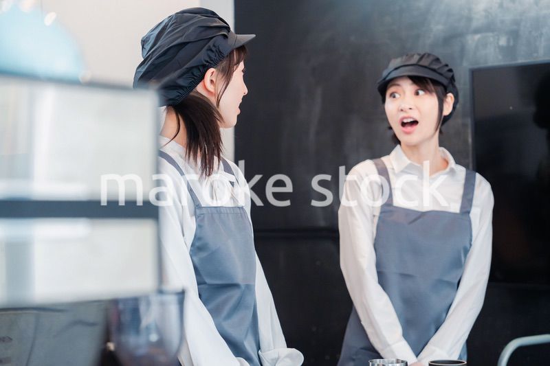 仲良く働くカフェスタッフ