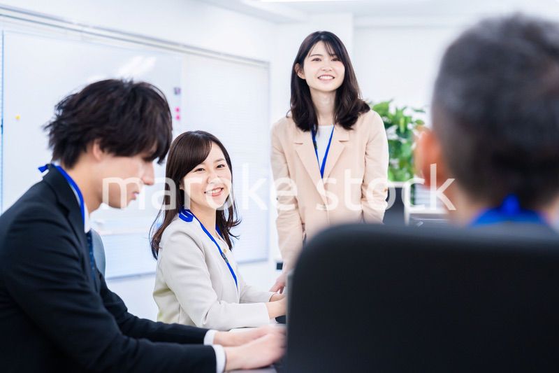 オフィスでコミュニケーションを図る女性