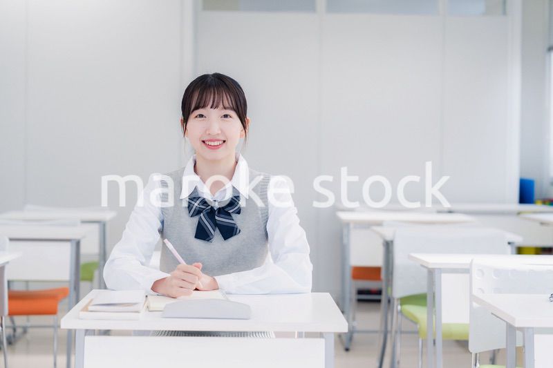 教室で自習をする女子高生
