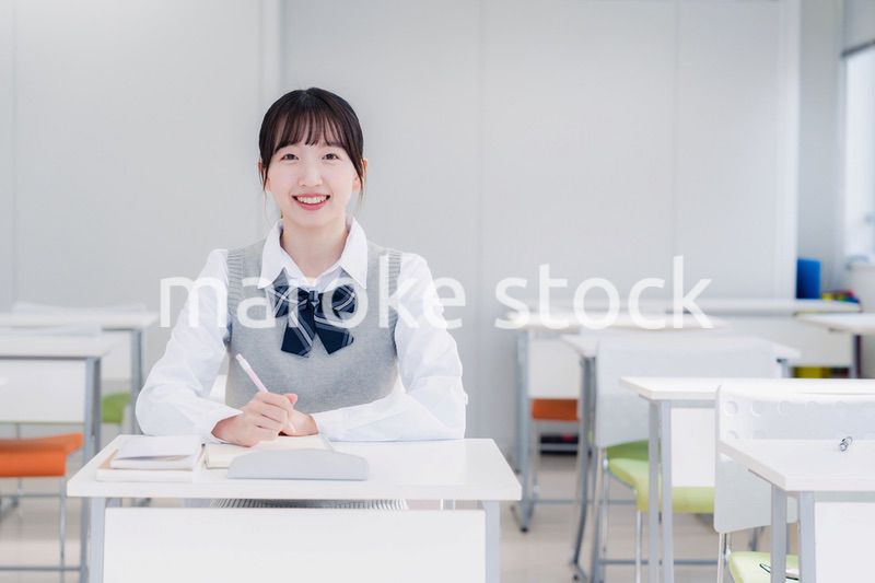 教室で自習をする女子高生
