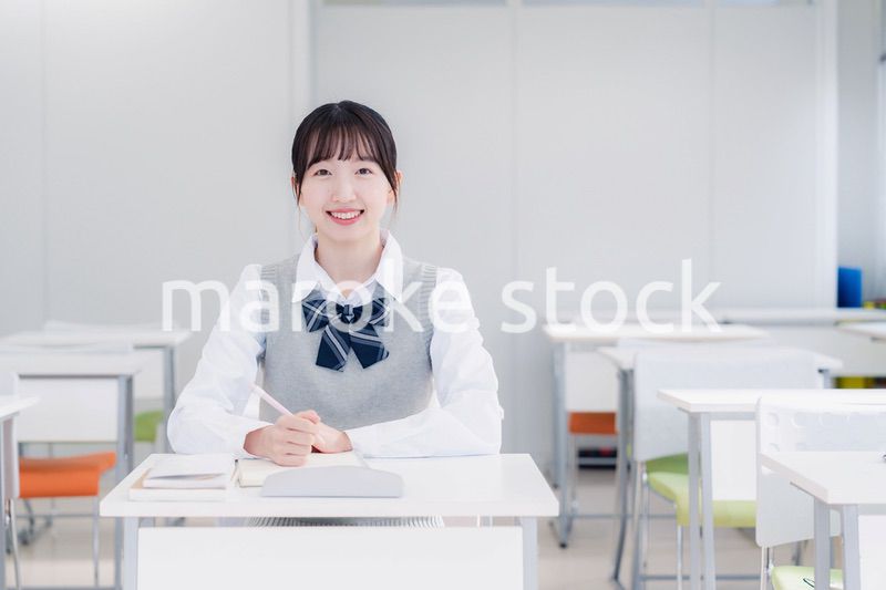 教室で自習をする女子高生