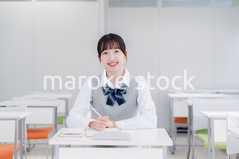 教室で自習をする女子高生