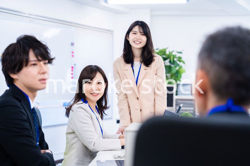 オフィスでコミュニケーションを図る女性