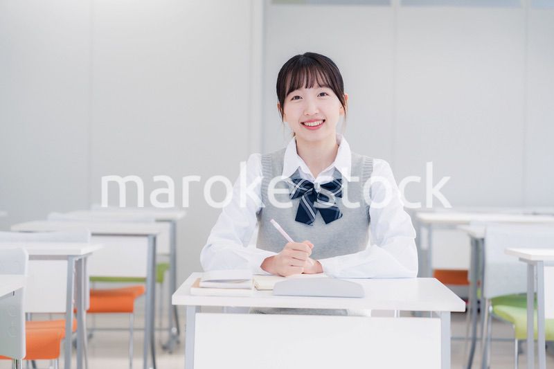 教室で自習をする女子高生