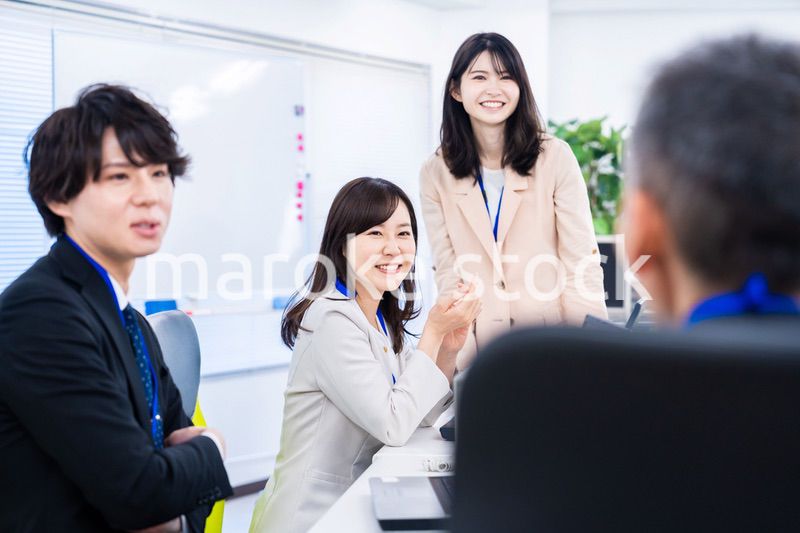 オフィスでコミュニケーションを図る女性