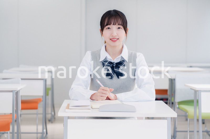 教室で自習をする女子高生