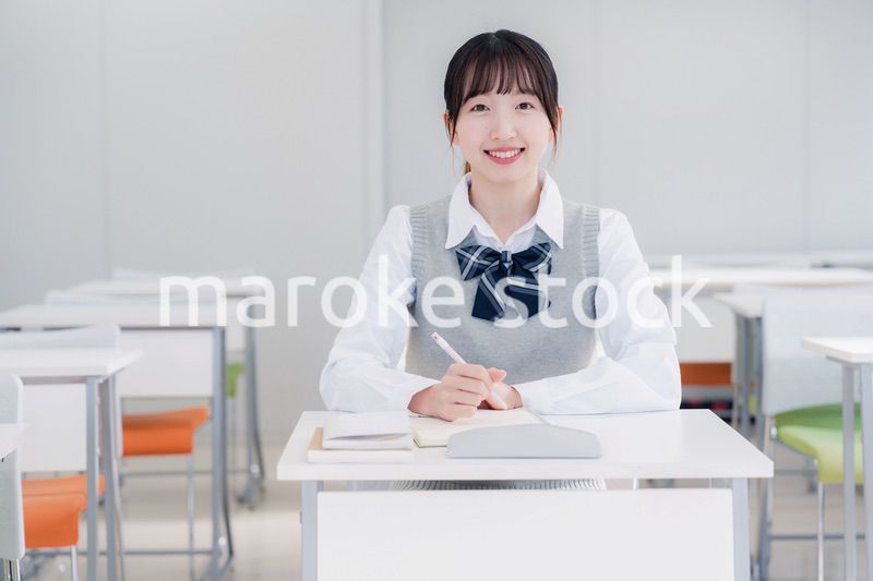 教室で自習をする女子高生