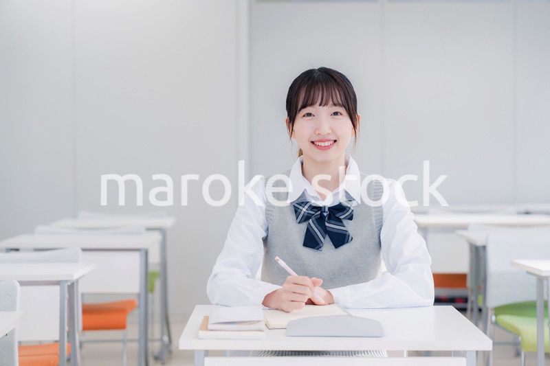 教室で自習をする女子高生