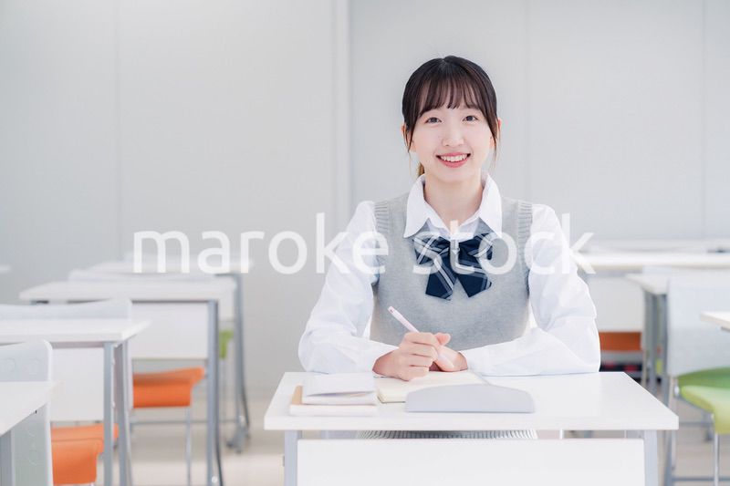 教室で自習をする女子高生