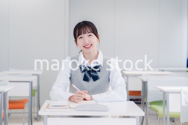 教室で自習をする女子高生