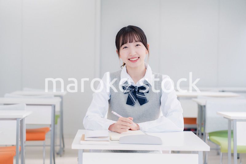 教室で自習をする女子高生