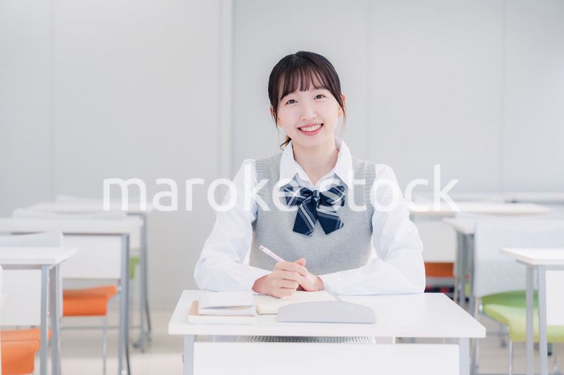 教室で自習をする女子高生
