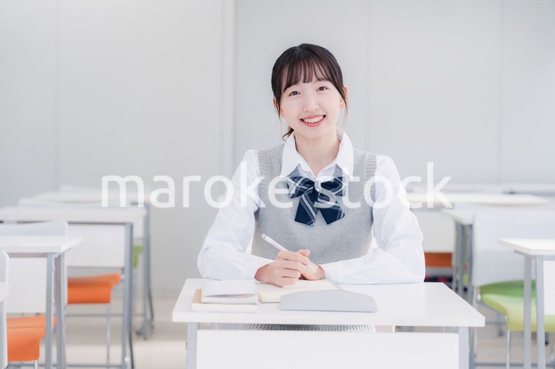 教室で自習をする女子高生