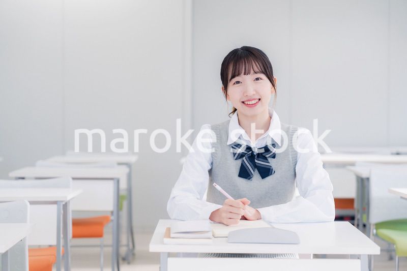 教室で自習をする女子高生