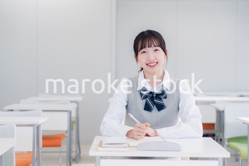 教室で自習をする女子高生