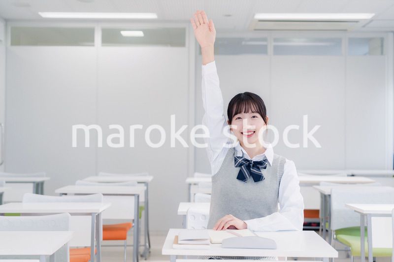 授業中に手を挙げる女子高生