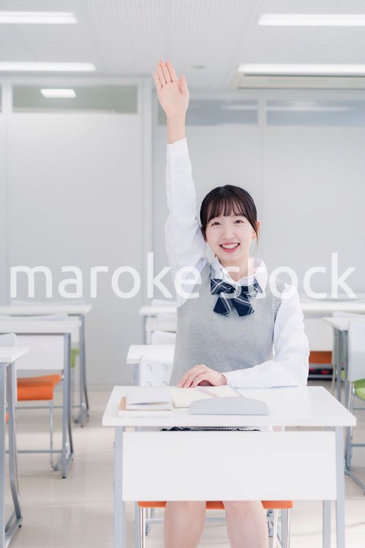 授業中に手を挙げる女子高生