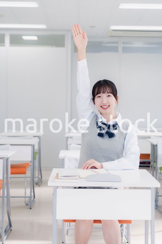 授業中に手を挙げる女子高生