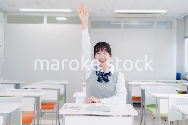 授業中に手を挙げる女子高生