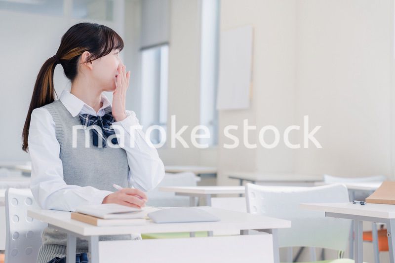 教室で自習をする女子高生