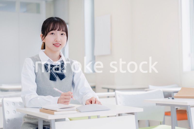 教室で自習をする女子高生