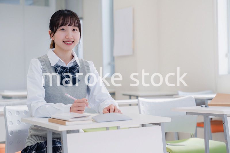 教室で自習をする女子高生