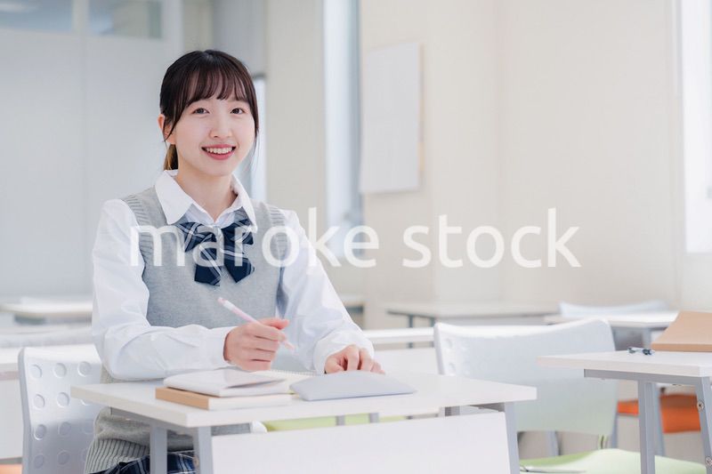 教室で自習をする女子高生
