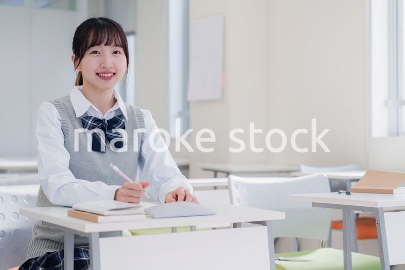 教室で自習をする女子高生