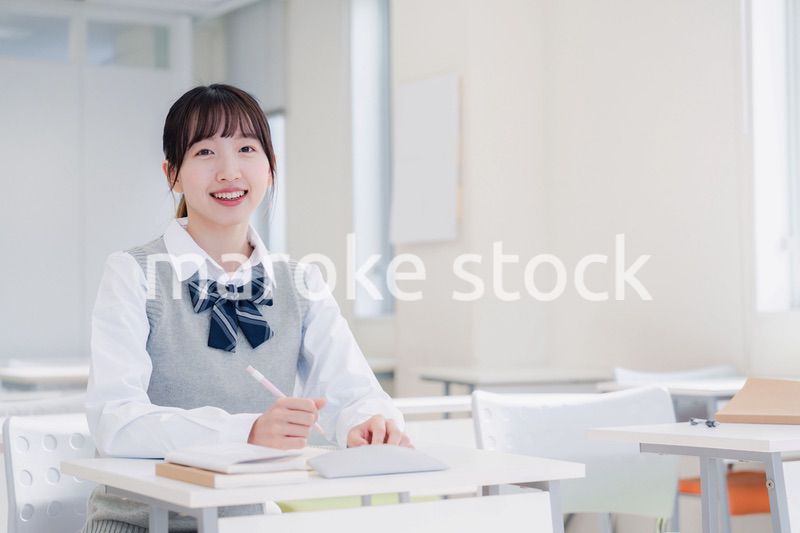 教室で自習をする女子高生