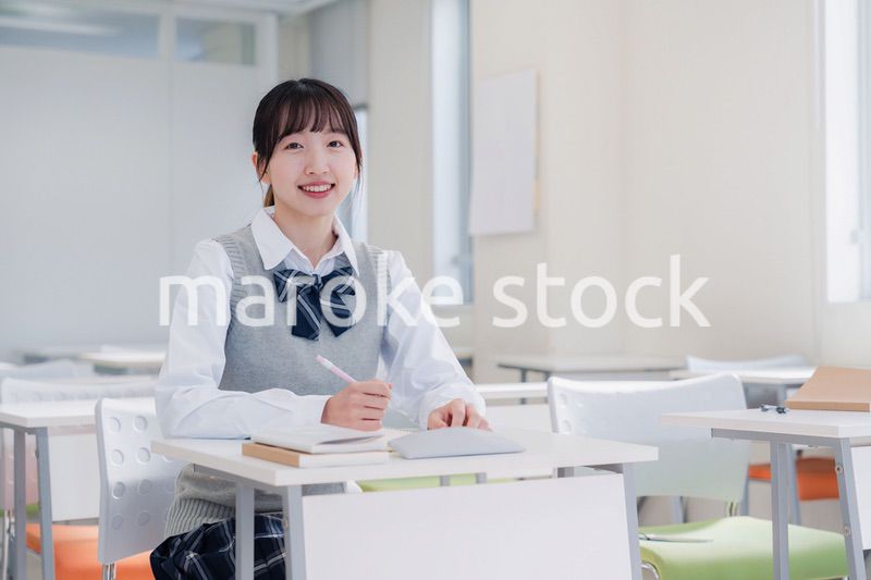 教室で自習をする女子高生