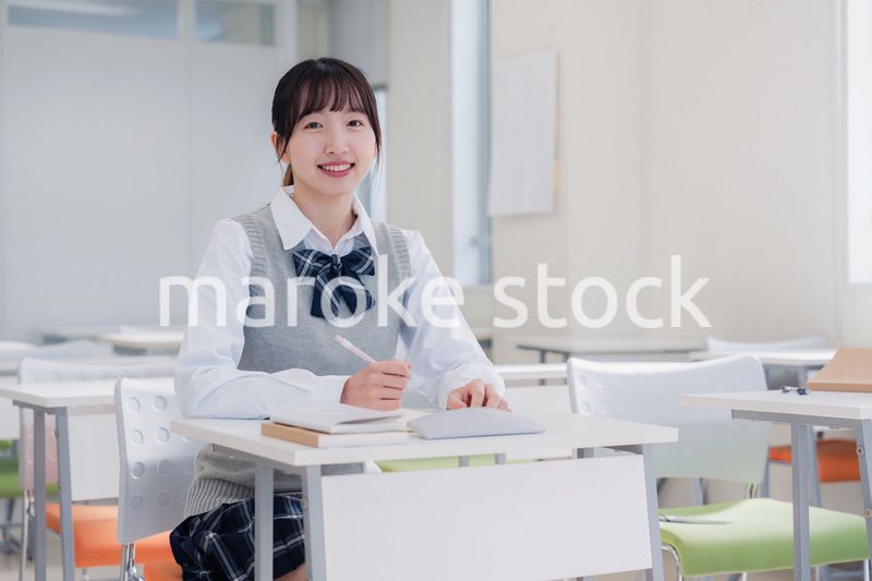 教室で自習をする女子高生