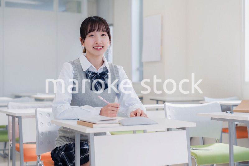 教室で自習をする女子高生