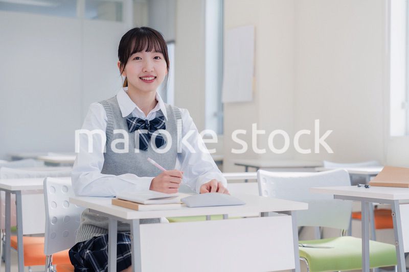 教室で自習をする女子高生
