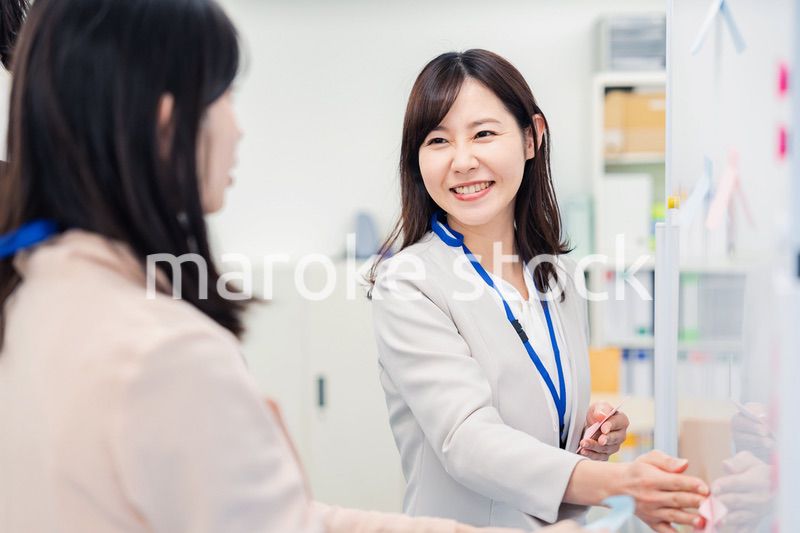 オフィスでビジネスプランを考える女性