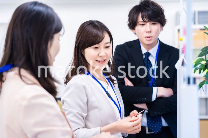 楽しくオフィスで仕事をするスタッフ