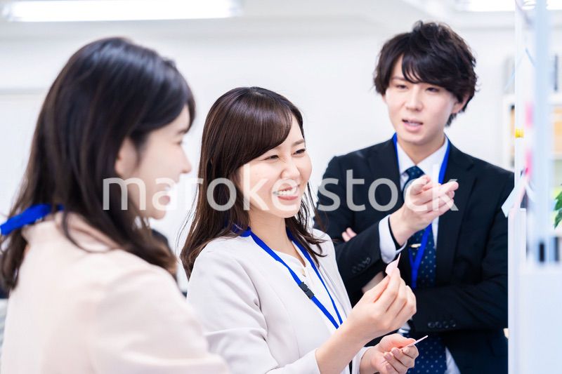 楽しくオフィスで仕事をするスタッフ