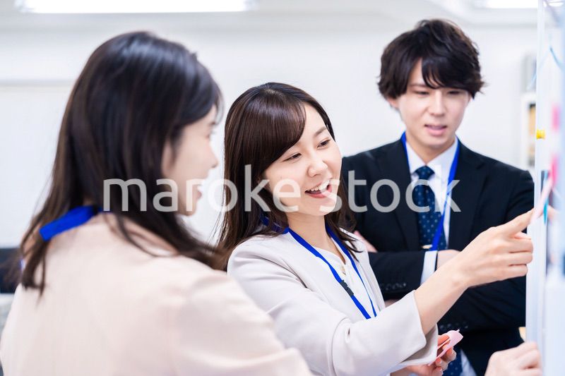 楽しくオフィスで仕事をするスタッフ