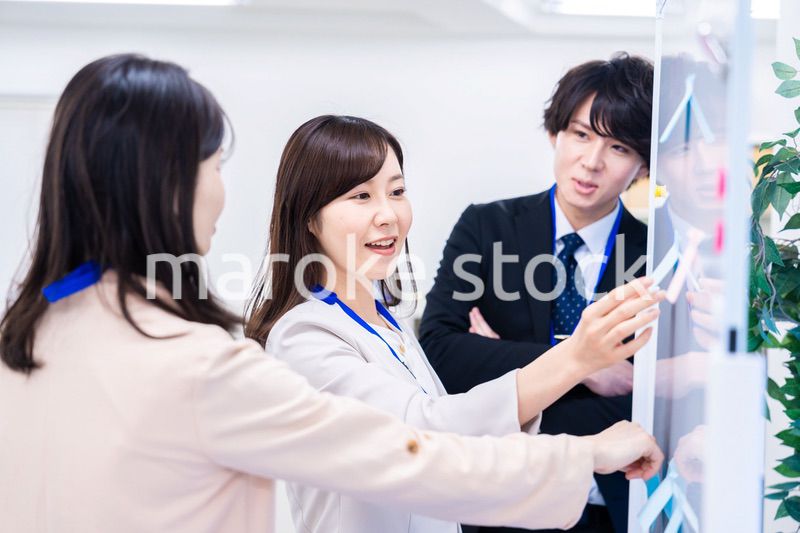 楽しくオフィスで仕事をするスタッフ